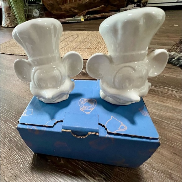 Disney White Ceramic Chef Mickey Mouse Salt Pepper Shakers - Picture 1 of 4